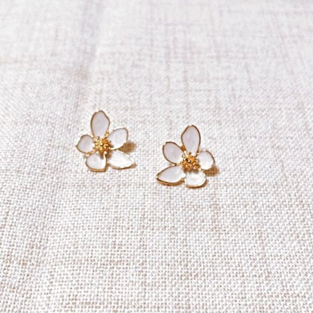 White flower stud earrings N176 - Picture 2 of 6